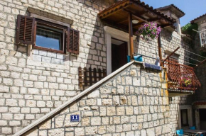 Гостиница Apartments by the sea Kastel Stafilic, Kastela - 10264  Каштел Камбеловац